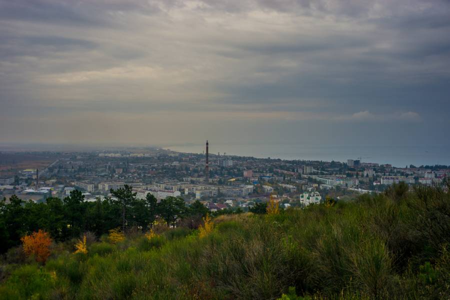 Вид на осеннюю Феодосию с Лысой горы. Фото: fotokonkurs.ru