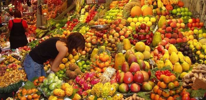 Обилие фруктов на рынке Крыма. Фото uapress.info