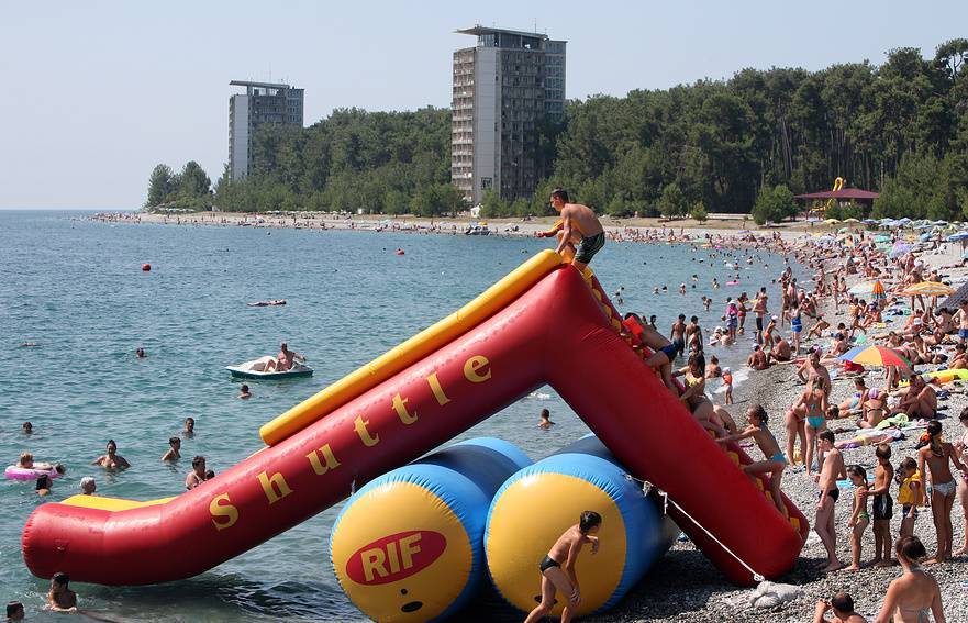 На пляжах Пицунды летом всегда многолюдно. Источник: Lori.ru