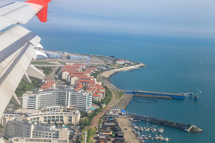 Крыло лайнера, летящего в Сочи. Источник: фотобанк Лори