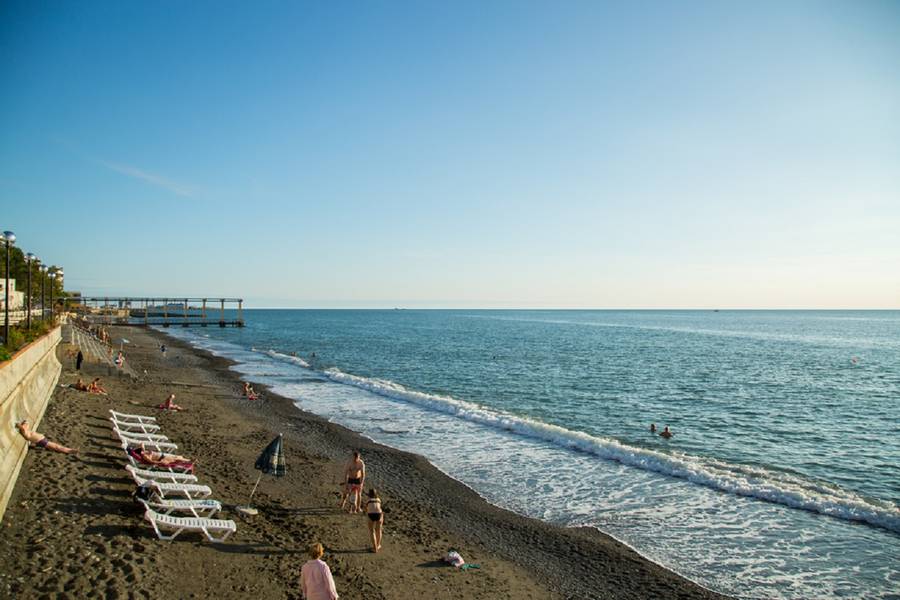 Оазис бесплатного отдыха между государственными объектами. Пляж «Светлячок». Фото: SOCHI.com