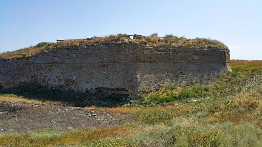 Неприступный массив Арабатской крепости. Фото:&nbsp;<br>drive2.com