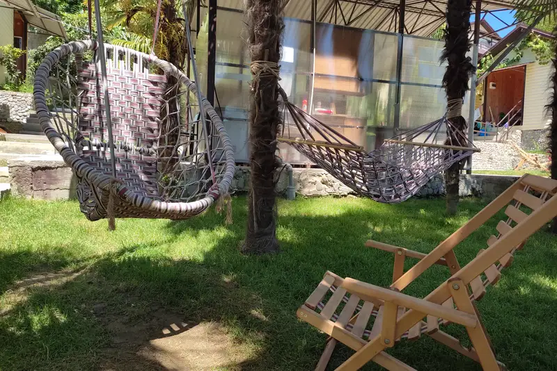 Качели-коконы и гамаки в тени огромных пальм, идеально е место почитать и порелаксировать