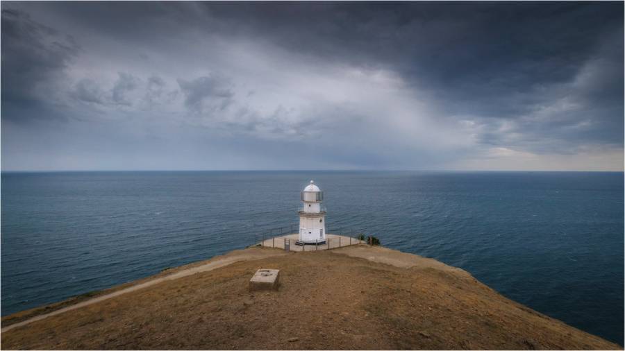 Одинокий маяк на мысе Меганом. Фото: Владимир Водяницкий, photocentra.ru