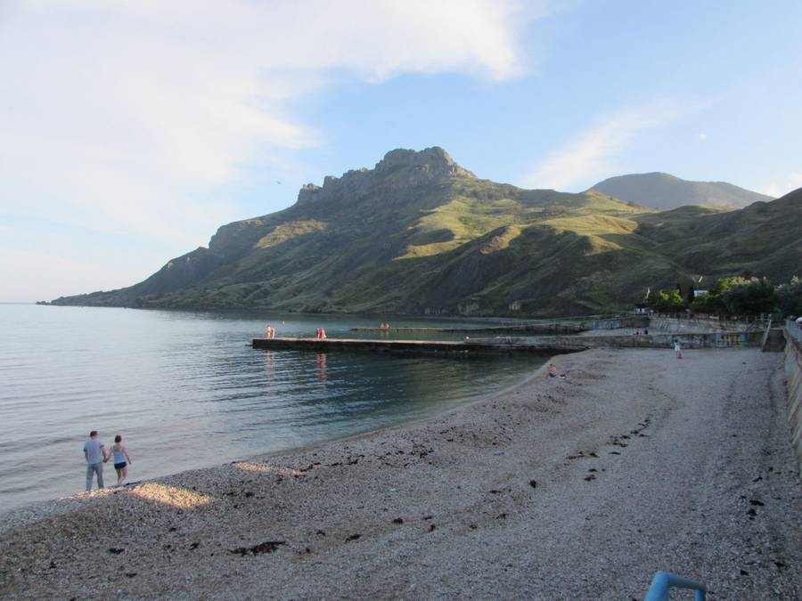 Пляж Прибой у подножья Кара-Дага. Фото: Мария Заболотная