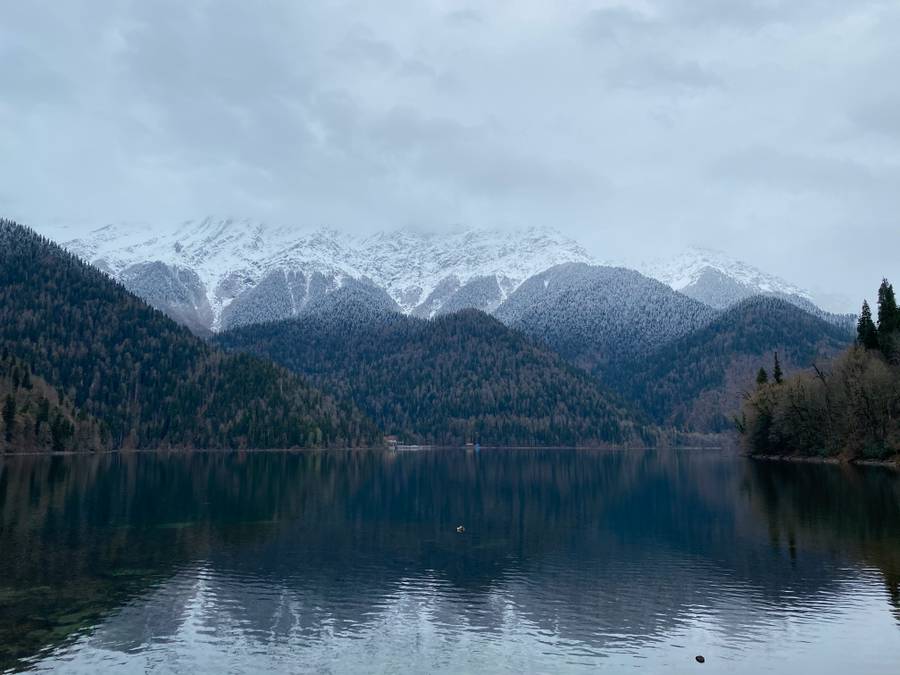 Рица поздней осенью. Источник:&nbsp;unsplash.com