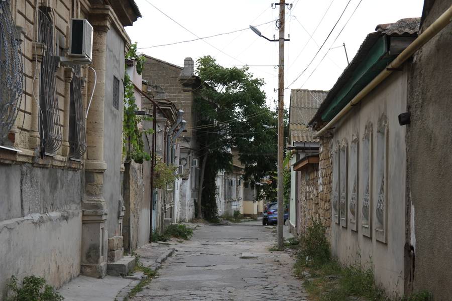 На любой улице в Евпатории можно найти уголок для жилья. Фото: Павел Мартыненков