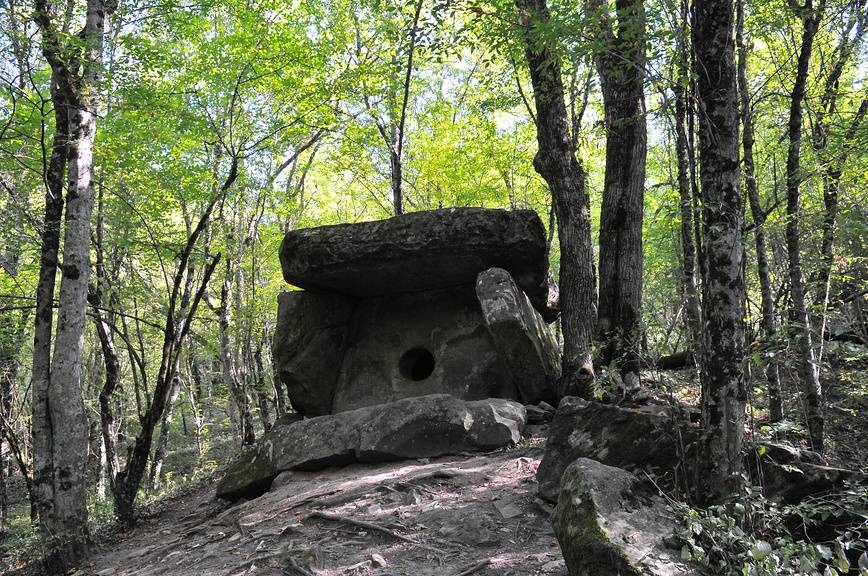 Дольмены реки Пшада. Источник: фотобанк Лори