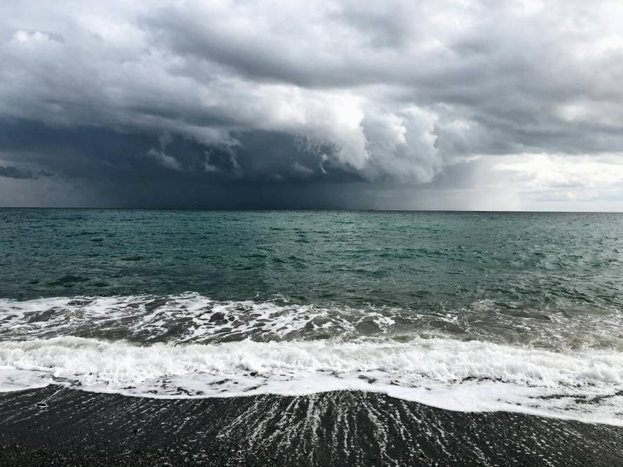 Море у берегов Алушты. Источник: pexels.com