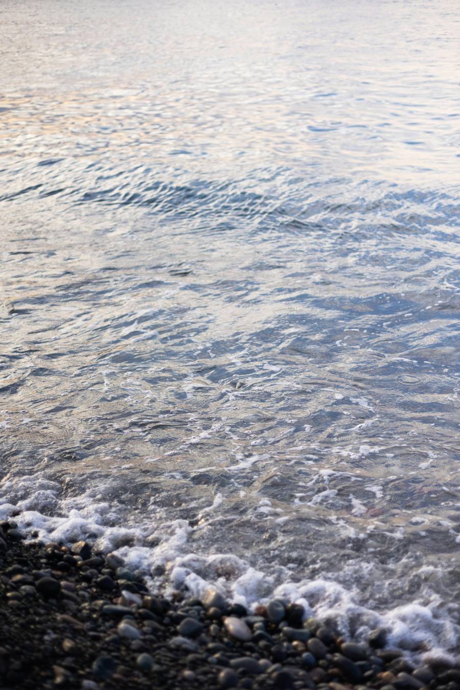 Пляж Нижней Хобзы покрыт мелкой хорошо отполированной галечкой. Источник:&nbsp;pexels.com