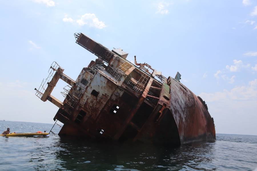 Затонувший сухогруз у Тарханкутского маяка. фото: открытый источник