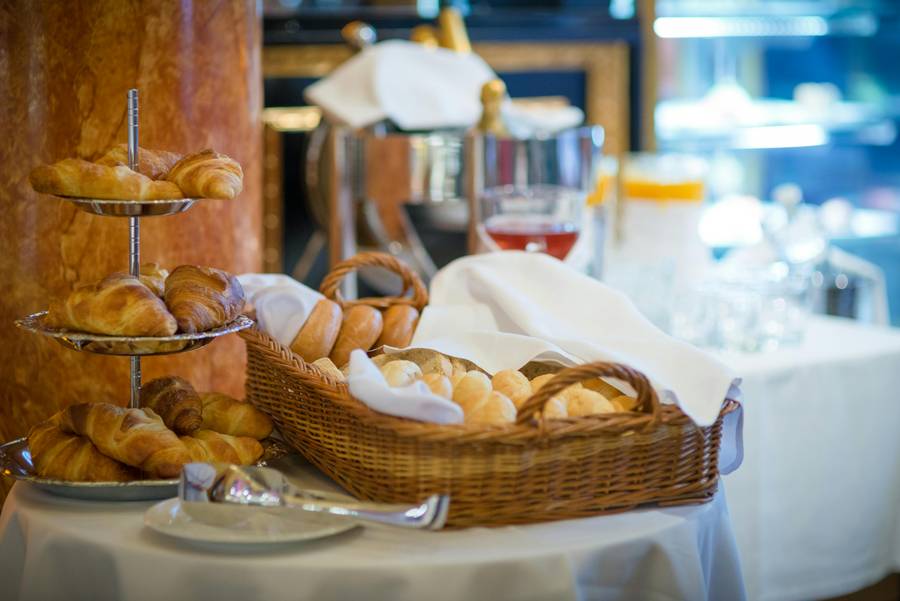 Питание здесь организовано по принципу шведского стола. Источник: pexels.com