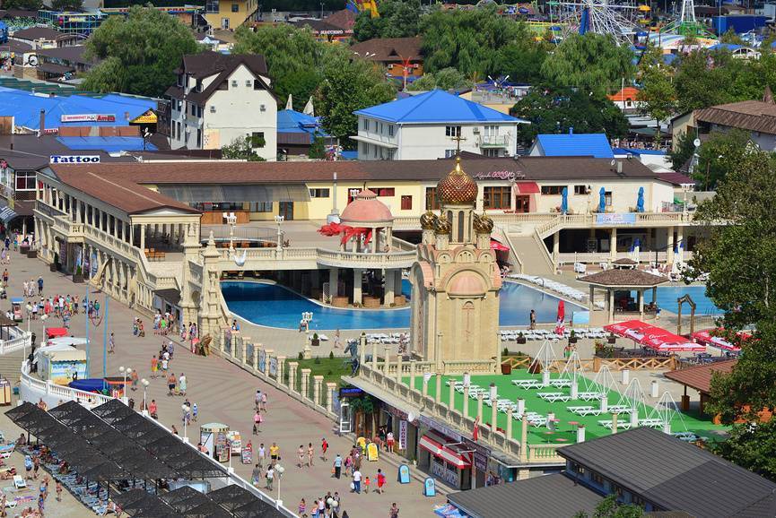 В Архипо-Осиповке на набережной сосредоточены развлечения, а жилье чуть дальше от побережья. Источник: Lori.ru