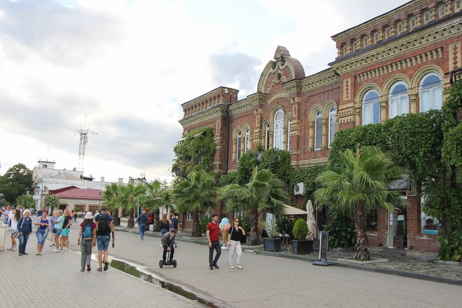 На набережной Махаджиров всегда кипит жизнь. Фото: Павел Мартыненков