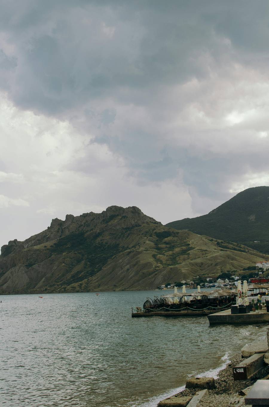 Мальтийский пляж с видом на Кара-Даг. Источник: pexels.com