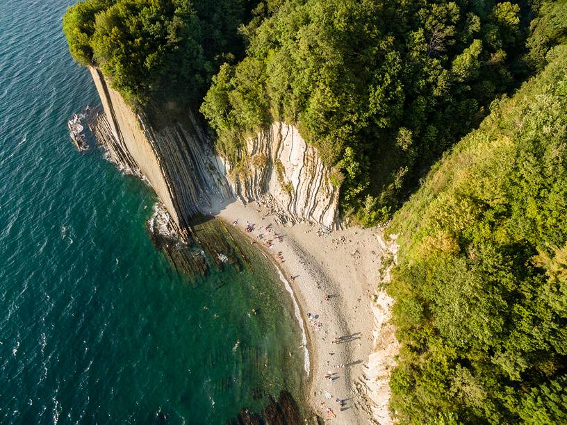Дикий пляж возле скалы Киселева любят за чистое море и единение с природой. Источник: Lori.ru