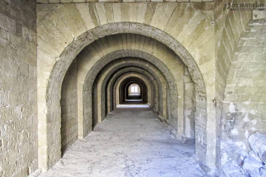 Побродить по таинственным тоннелям крепости&nbsp;«Керчь» — увлекательное занятие. Фото:&nbsp;poznamka.ru
