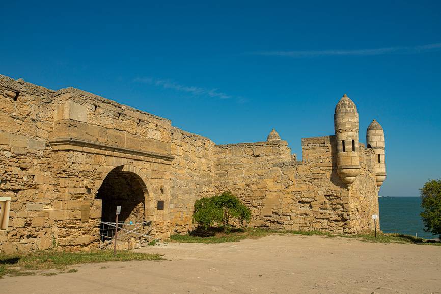 Рядом с пляжем расположена та самая крепость. Источник: фотобанк Лори