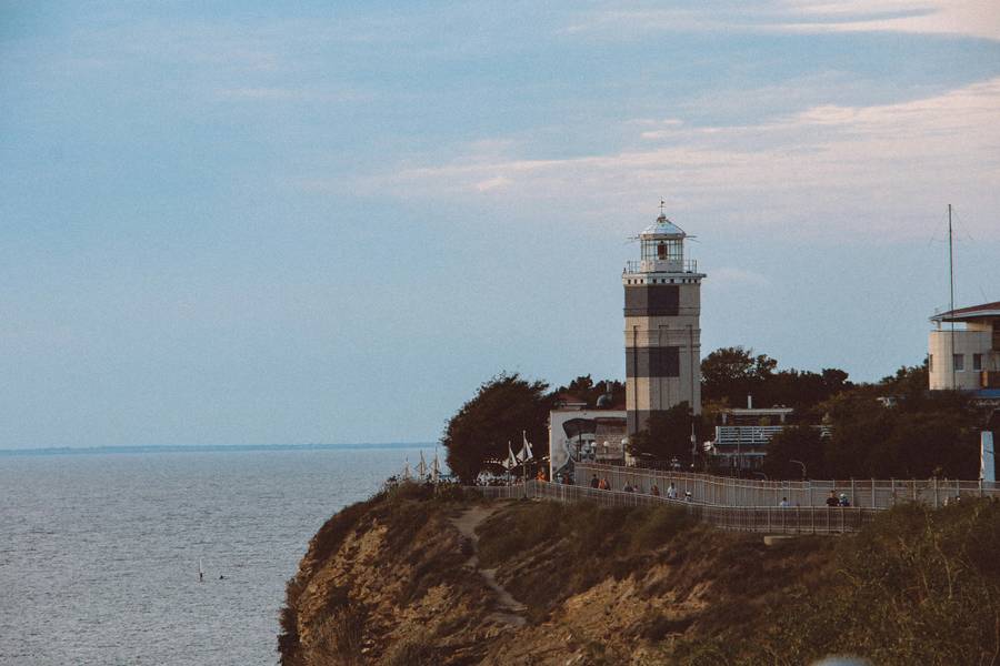 Если виден маяк, значит вы точно в Анапе. Источник:&nbsp;unsplash.com