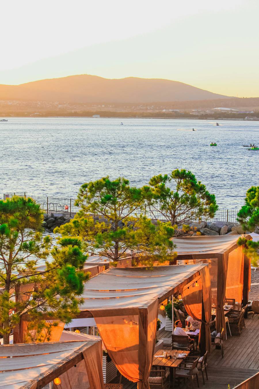 В Геленджике уйма заведений общепита. Источник:&nbsp;unsplash.com