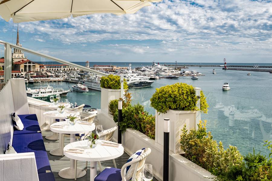 Вид на море с террасы ресторана в Сочи