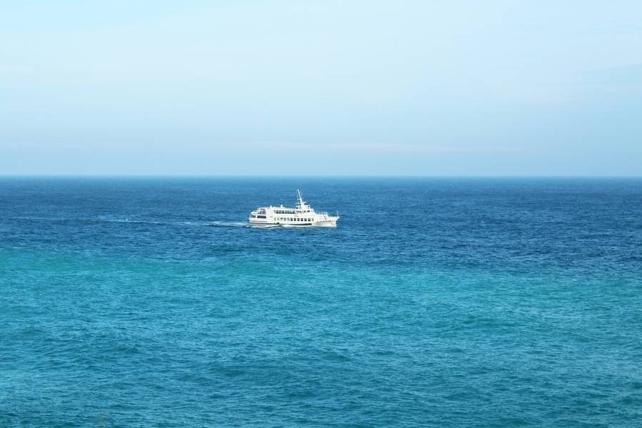 Прогулочный катер в акватории Алупки. Источник:&nbsp;unsplash.com