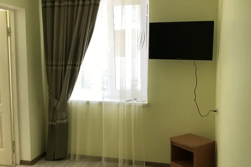 Уютная комната,в ней имеется телевизор,с выходом в интернет и тв,также кондиционер.