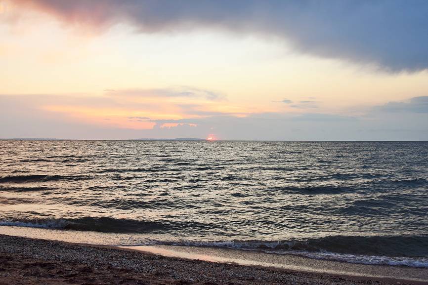В Абхазию, в первую очередь, едут ради моря и пляжей. В Очамчире это великолепие тоже имеется. Источник: Lori.ru