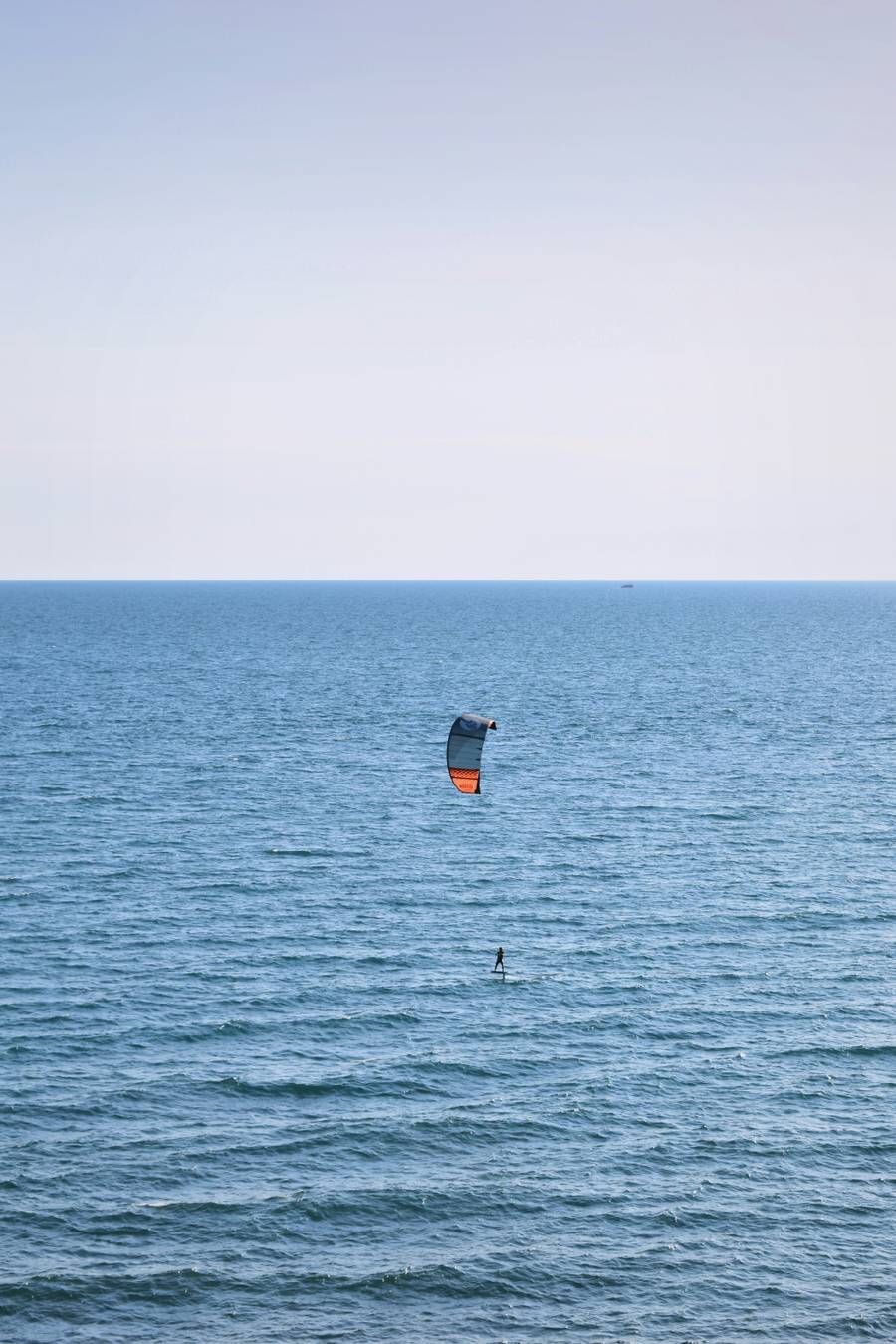 На Белом пляже отдыхающим доступны всевозможные забавы и аттракционы. Источник:&nbsp;unsplash.com