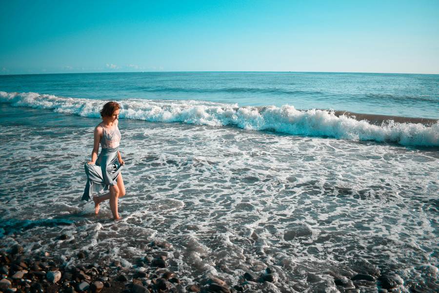 Местная галька будто приглашает побродить босиком вдоль берега. Источник:&nbsp;pexels.com