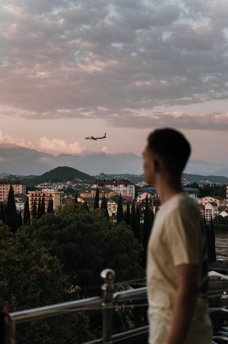 Самолет над жилыми кварталами Сочи. Источник:&nbsp;pexels.com