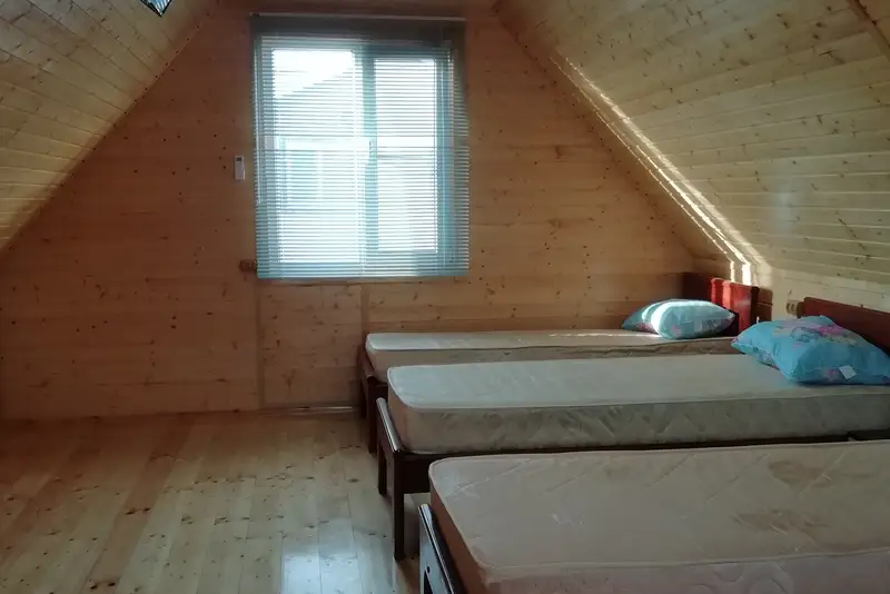 Второй этаж. Три односпальные кровати. Тумбочки, камод, сплит-система, телевизор.