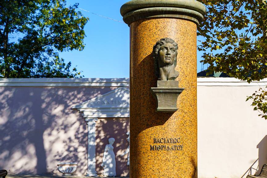 Памятник царю Митридату. © Владимир Шибаев / Фотобанк Лори