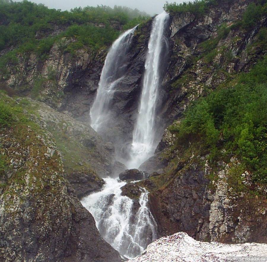 Поликаря в переводе с греческого означает Богатыри. А еще водопад часто называют «Штаны» за раздвоенную форму
