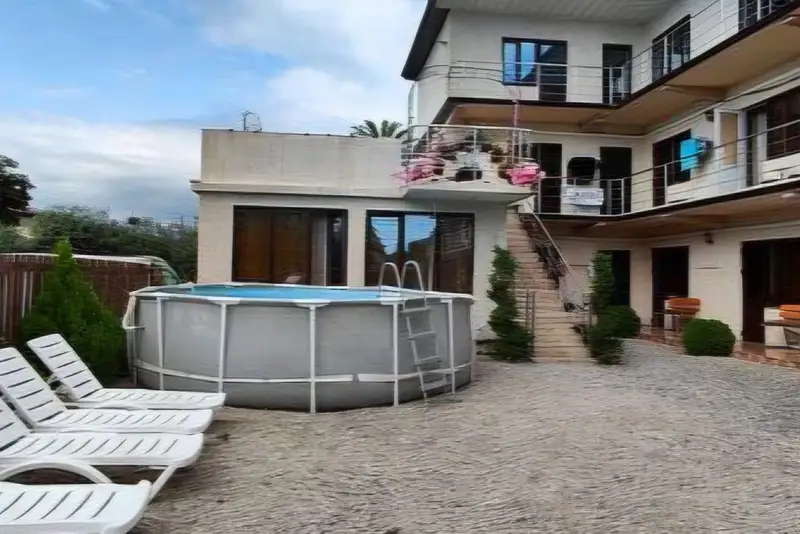 Золотой павлин Алахадзы, ул Туманяна 6 В