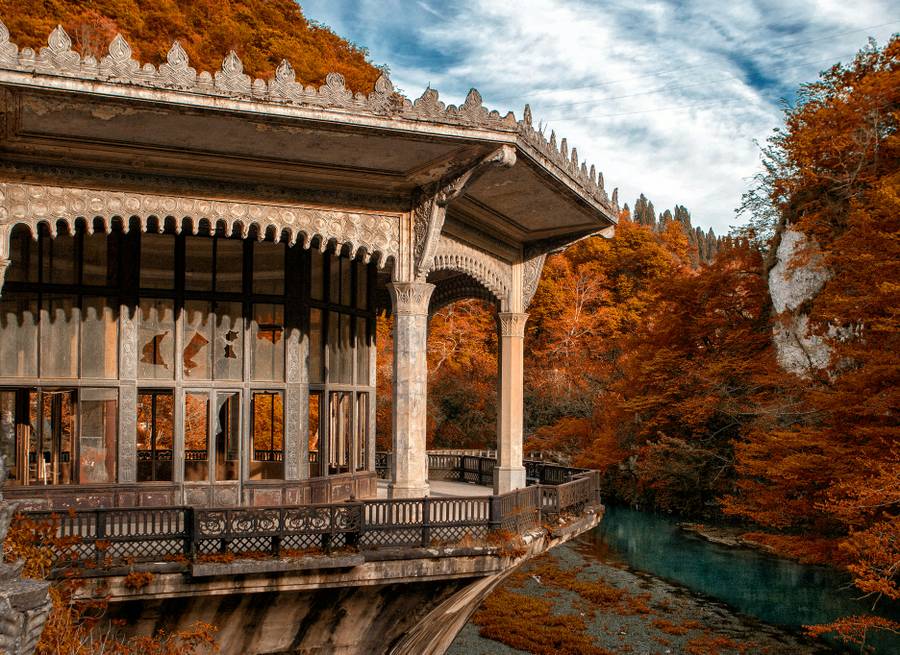 Станиция&nbsp;«Псырцха» осенью.&nbsp;Источник: unsplash.com