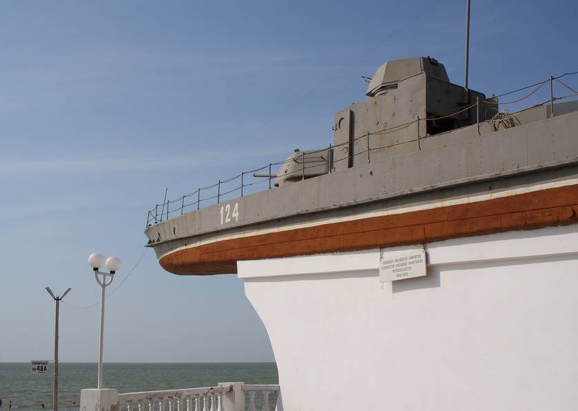 Памятник бронекатеру в ПРиморско-Ахтарске. Источник: фотобанк Лори