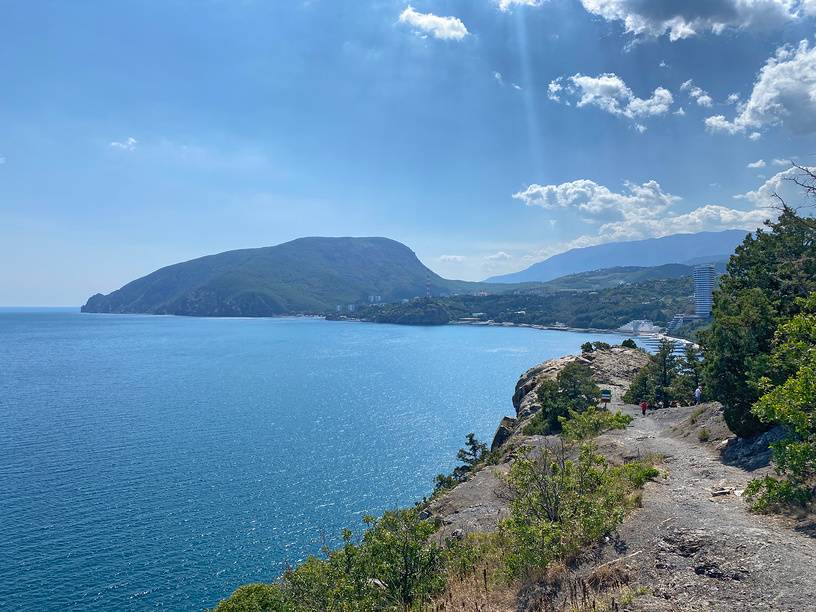 Алушта привлекает уникальными природными ландшафтами. Источник: фотобанк Лори