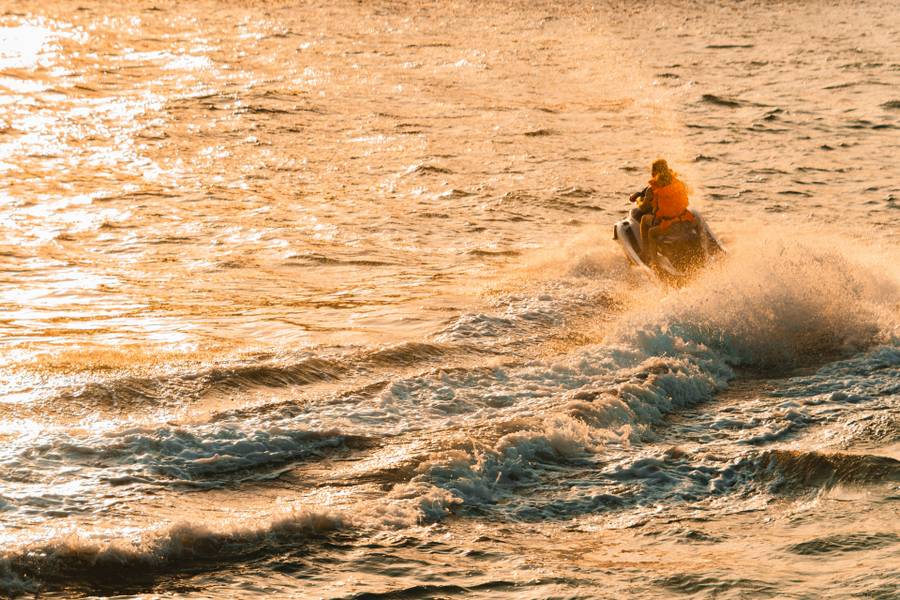 На пляже можно арендовать водный мотоцикл. Источник:&nbsp;unsplash.com