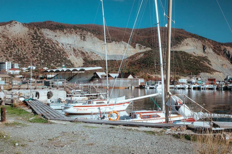 Недалеко от Змеинки находится яхтенная марина. Источник:&nbsp;unsplash.com