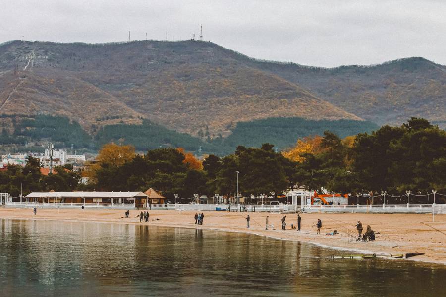 Вид на набережную Геленджика с моря. Источник:&nbsp;unsplash.com