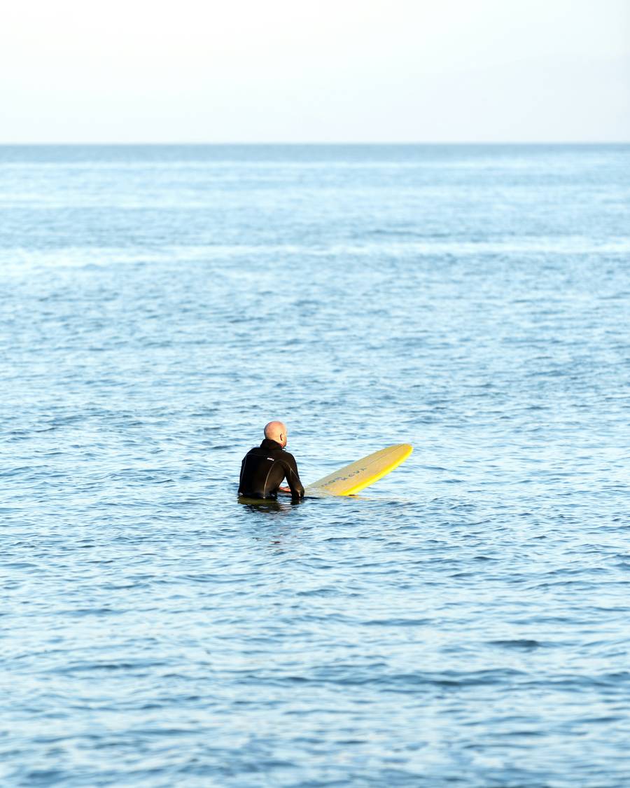 Отдыхающий на сапе любуется морем.&nbsp;Источник: unsplash.com