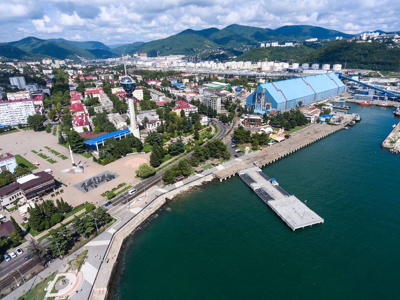 Туапсе уютно расположился между горами и морем Туапсе Источник: Lori.ru