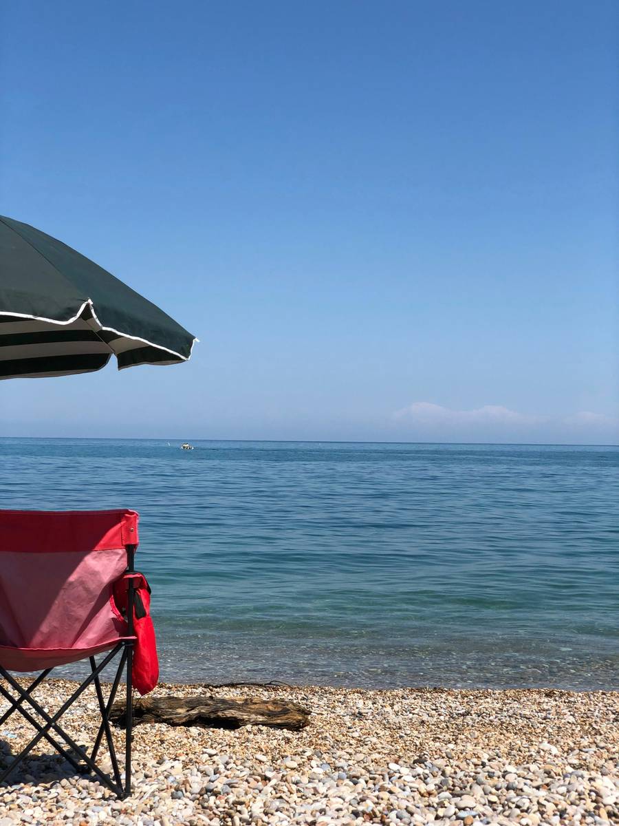 Некоторые участки пляжа покрыты галькой. Источник:&nbsp;unsplash.com