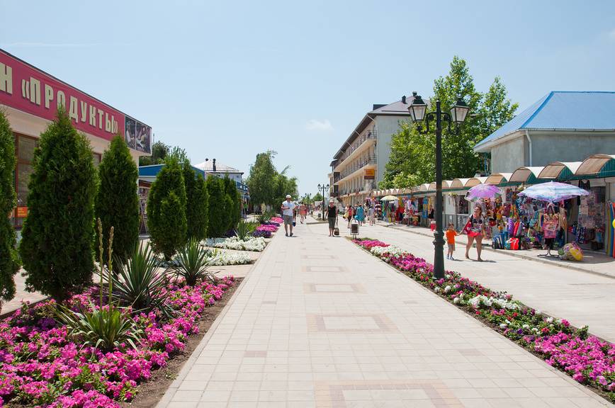 В Витязево по дороге к морю можно купить все необходимое в магазинах и торговых палатках. Источник: Lori.ru