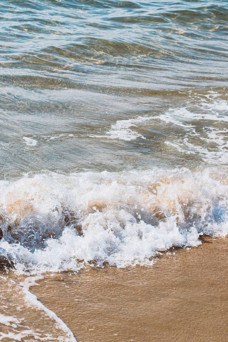 Центральный пляж отличается чистым морем и пологим входом в воду.&nbsp;Источник: unsplash.com