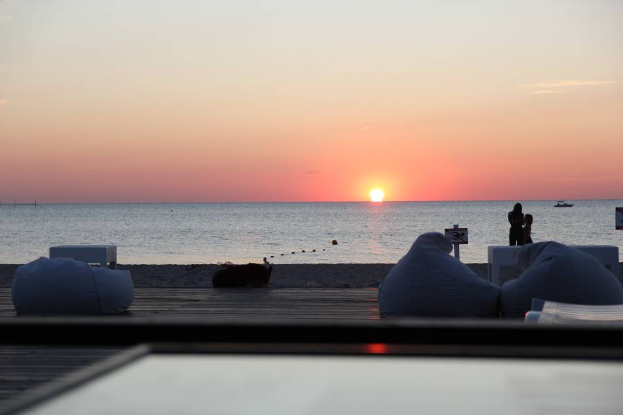 В Оленевке можно наблюдать прекрасные закаты. Солнце садится почти буквально в море. Фото: Павел Мартыненков