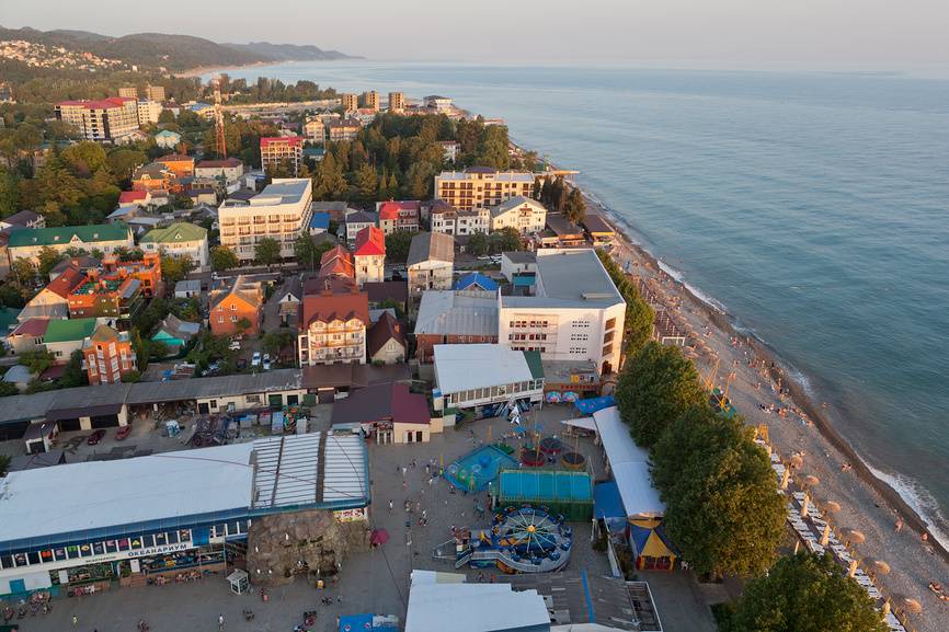 В Лазаревском закат, а это значит, что пора перебираться с пляжей в рестораны. Источник: Lori.ru