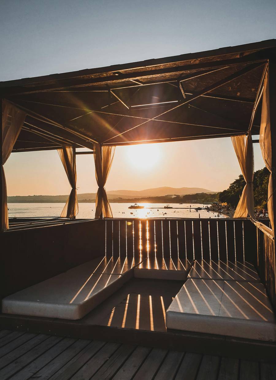 В Геленджике много красивых локаций, где вы сможете наслаждаться закатом. Источник:&nbsp;pexels.com