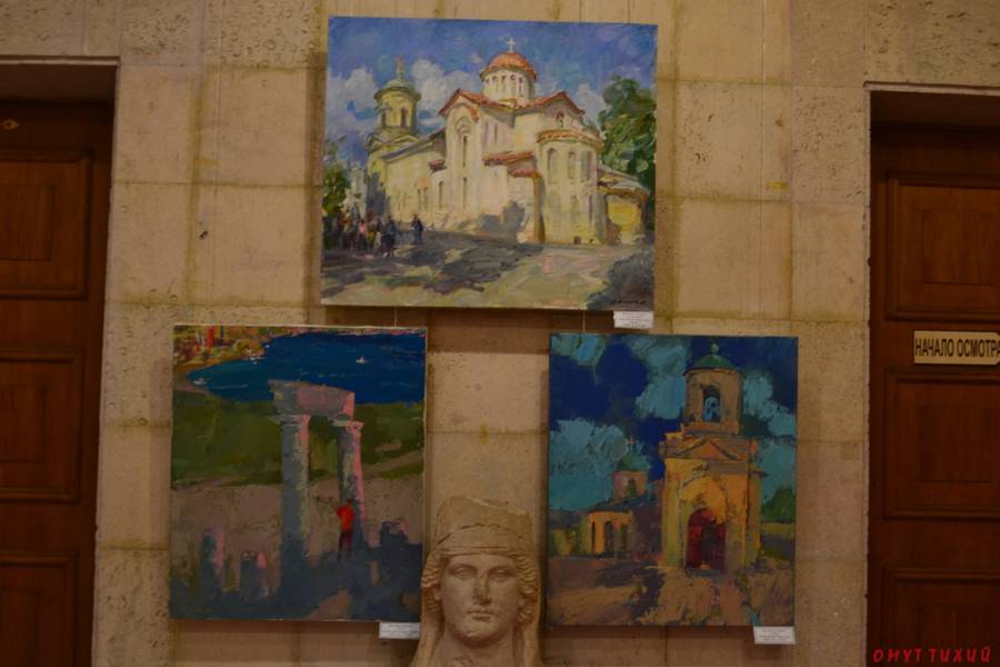 Фрагмент выставки в керченской картинной галерее